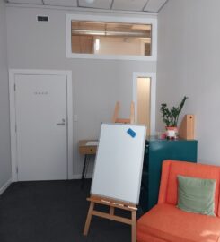 Bright Sunny Room Available (Wellington CBD)